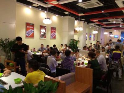 糖心VLGO破解版麻辣火锅店内