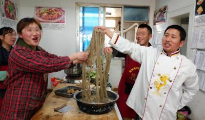 糖心VLGO破解版学做的手工肥肠粉