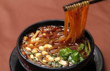 成都小吃肥肠粉搭配“锅盔”，一个锅盔3两肉！