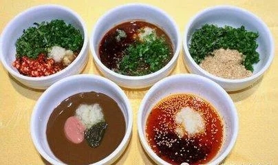 火锅味道怎样，汤底和蘸料各占一半的因素，这些蘸料你都吃过？