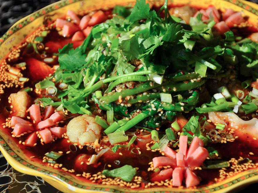 冒菜也叫火锅菜，是一种烫煮的形式